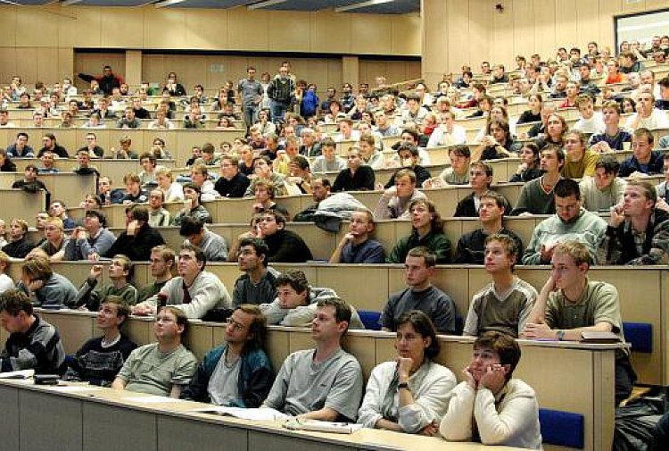 Két hétig csak otthonról tanulhatnak a Comenius Egyetem és a Szlovák Műszaki Egyetem hallgatói