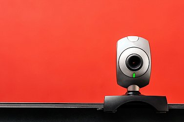 Ezért nem érdemes a kamerába pucérkodni: 75 ezer eurót követeltek egy bártfai férfitől