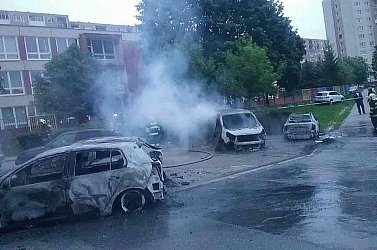 Kassa – Fotókat tett közzé a tűzoltóság a Téhányon kiégett autókról