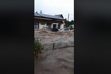 Hatalmas eső zúdult Tüskés településre, hömpölyög az utcákon a víz