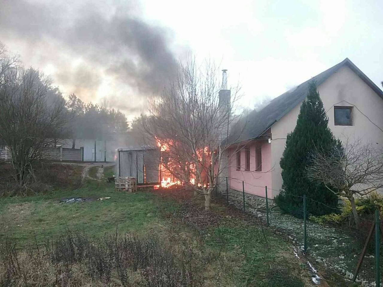 Kigyulladt egy vendéglő Botfalun, 25 tűzoltó oltja