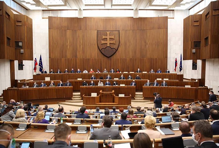 Parlament: A munkáltatóknak áprilisban sem kell járulékot fizetniük