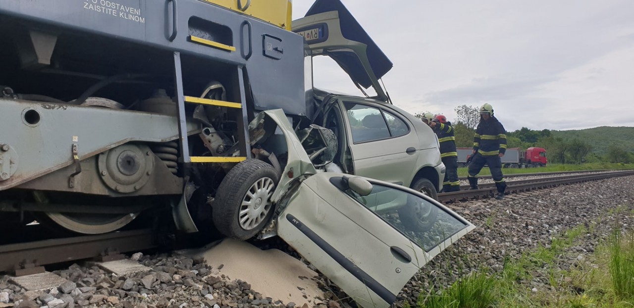 Személygépkocsival ütközött Csoltónál a pozsonyi gyors