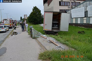 Teherautó tarolt le egy kassai buszmegállót