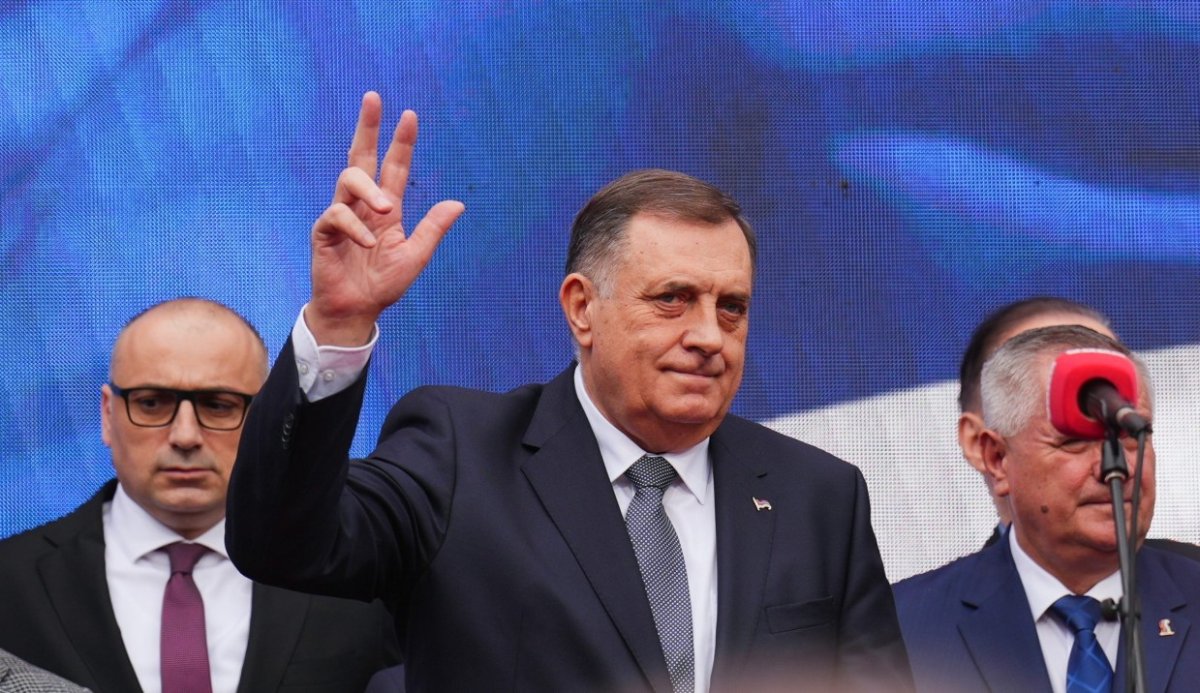 Megszüntették a Milorad Dodik elleni elfogatóparancsot