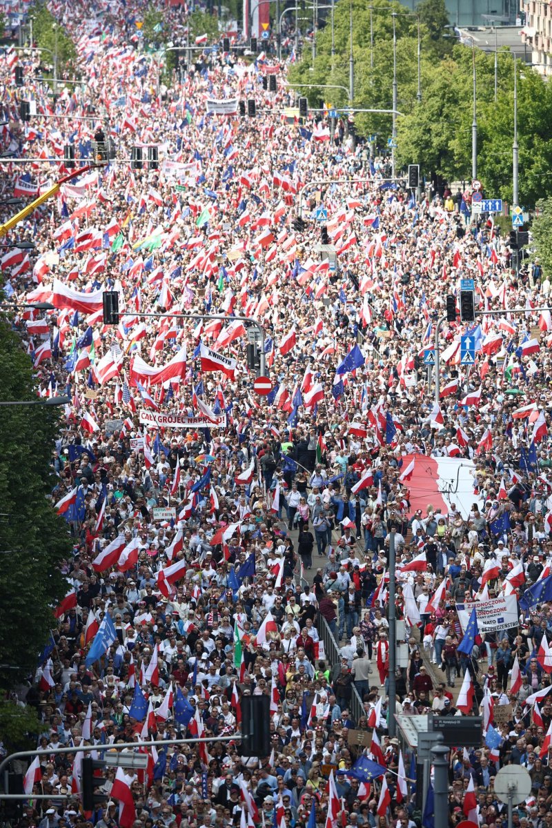 Tízezrek vonultak fel a lengyel elnökválasztás mindkét jelöltje mellett